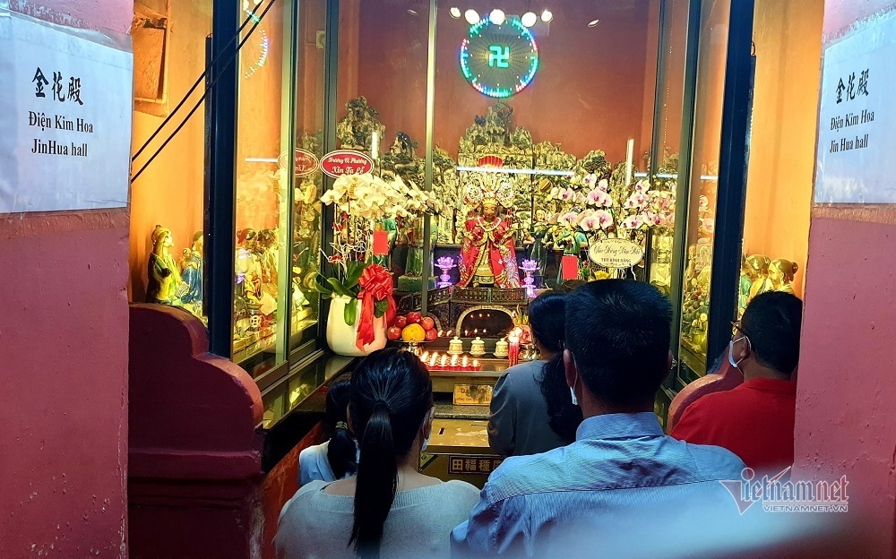 Mùng 3 Tết trùng Valentine, giới trẻ Sài Gòn về chùa Ngọc Hoàng cầu duyên-11