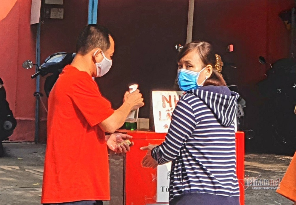 Mùng 3 Tết trùng Valentine, giới trẻ Sài Gòn về chùa Ngọc Hoàng cầu duyên-5