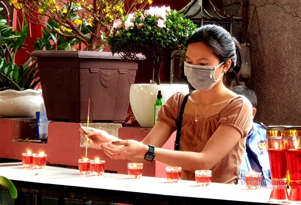 Mùng 3 Tết trùng Valentine, giới trẻ Sài Gòn về chùa Ngọc Hoàng cầu duyên-8