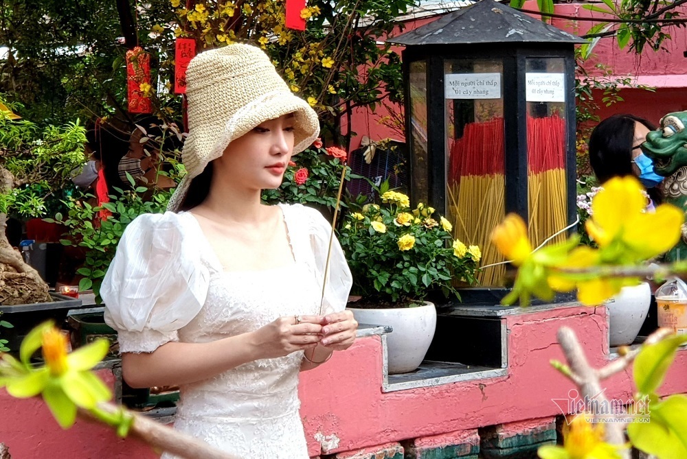 Mùng 3 Tết trùng Valentine, giới trẻ Sài Gòn về chùa Ngọc Hoàng cầu duyên-6