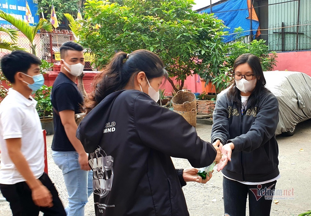 Mùng 3 Tết trùng Valentine, giới trẻ Sài Gòn về chùa Ngọc Hoàng cầu duyên-4