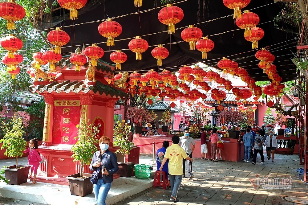 Mùng 3 Tết trùng Valentine, giới trẻ Sài Gòn về chùa Ngọc Hoàng cầu duyên-13