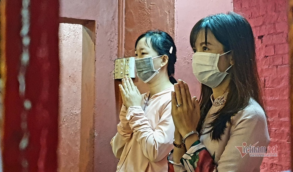 Mùng 3 Tết trùng Valentine, giới trẻ Sài Gòn về chùa Ngọc Hoàng cầu duyên-12