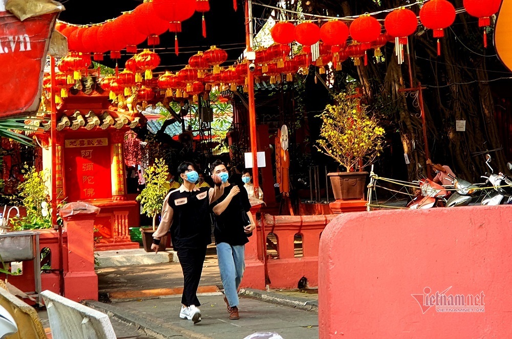 Mùng 3 Tết trùng Valentine, giới trẻ Sài Gòn về chùa Ngọc Hoàng cầu duyên-1