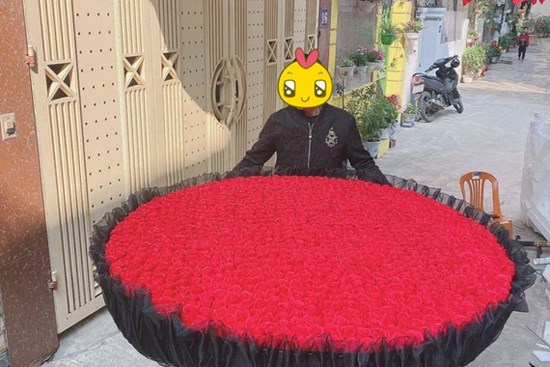 Thanh niên Nghệ An ôm bó hồng 999 bông tặng crush, thực hư ra sao chưa rõ nhưng đây là tâm trạng của hội con gái