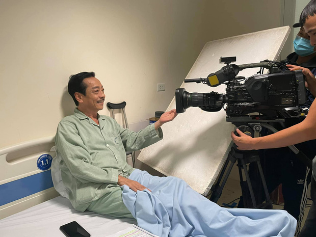 NSND Hoàng Dũng trước khi qua đời: Bị viêm cơ ho chút cũng đau nhưng vẫn luôn vui cười, hết mình với công việc!-1