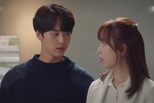 Dẫn bạn gái về ra mắt, tôi đánh rơi chiếc đũa nên cúi xuống nhặt, nhìn cảnh tượng dưới gầm bàn tôi chỉ muốn chia tay ngay-2