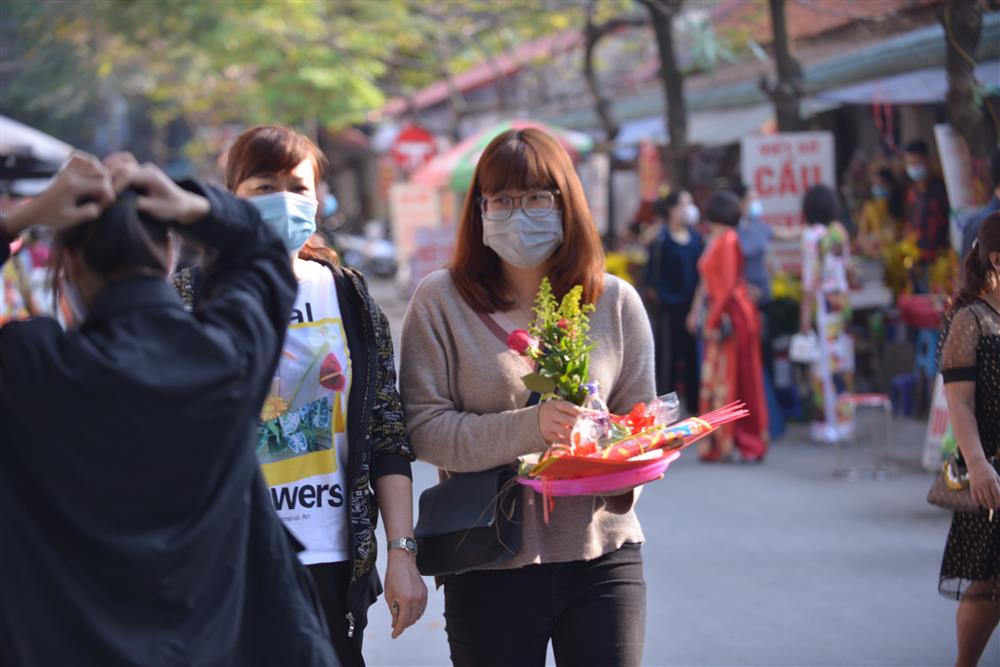 Valentine nhằm đúng mùng 3 Tết, nữ tú Hà Nội nườm nượp đến chùa Hà cầu duyên đông nghịt từ sáng đến chiều-13