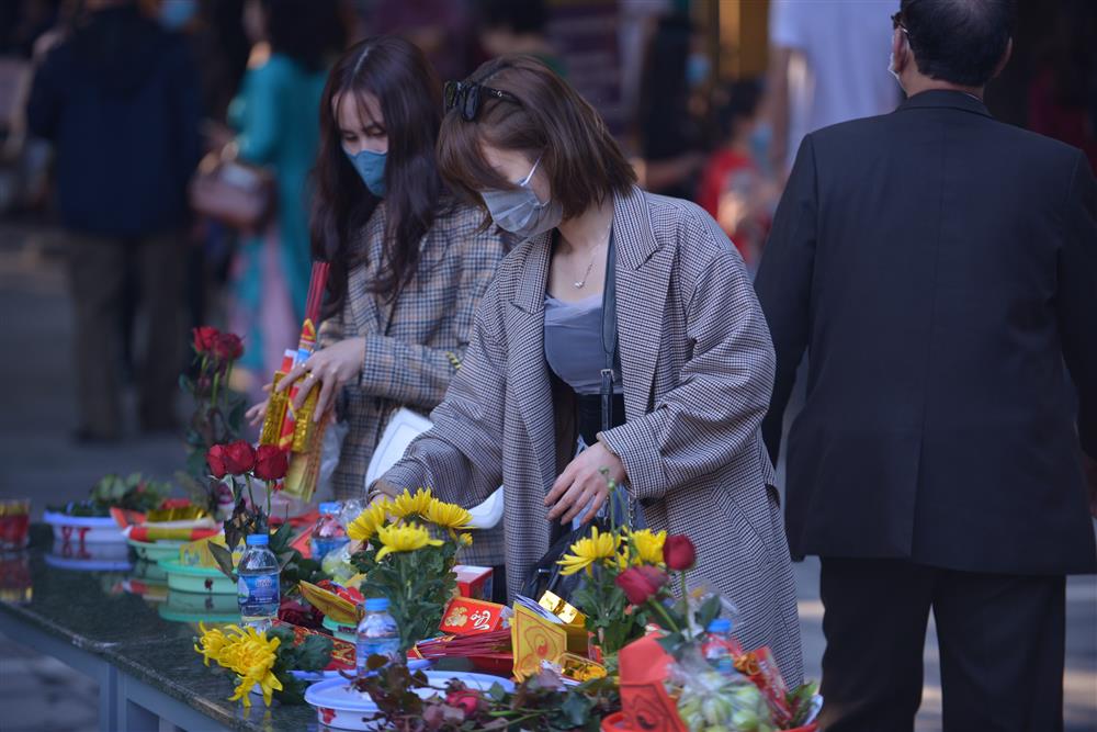 Valentine nhằm đúng mùng 3 Tết, nữ tú Hà Nội nườm nượp đến chùa Hà cầu duyên đông nghịt từ sáng đến chiều-14