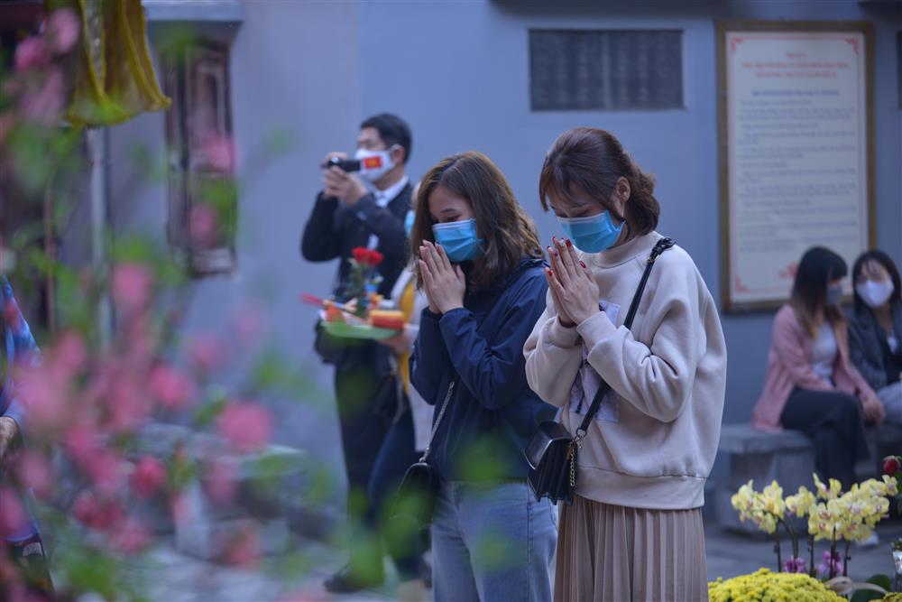 Valentine nhằm đúng mùng 3 Tết, nữ tú Hà Nội nườm nượp đến chùa Hà cầu duyên đông nghịt từ sáng đến chiều-16