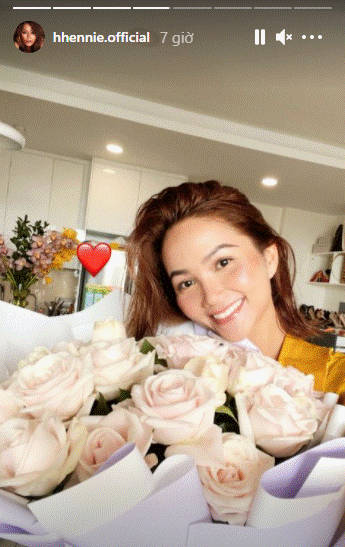 HHen Niê đăng ảnh nắm tay ai đó cực tình, khoe bó hoa hồng siêu to làm rộ nghi vấn đang hẹn hò-2