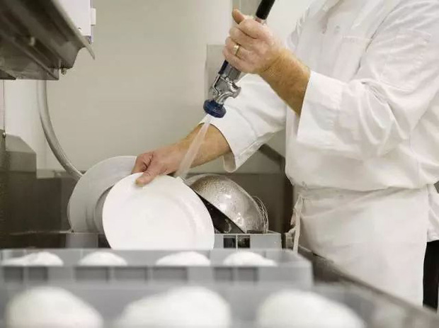 5 sai lầm khi rửa bát khiến vi khuẩn tăng 70.000 lần, không rửa sạch thì bạn sẽ ăn hết chúng vào bụng-3