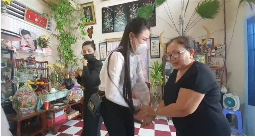 Vợ 2 Vân Quang Long tổ chức lễ cúng 49 ngày cho chồng-3