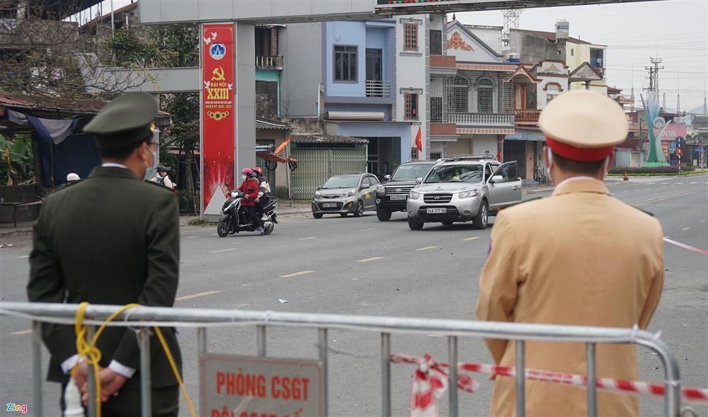 Nhiều người xin vượt chốt kiểm dịch ở Chí Linh bất thành-2
