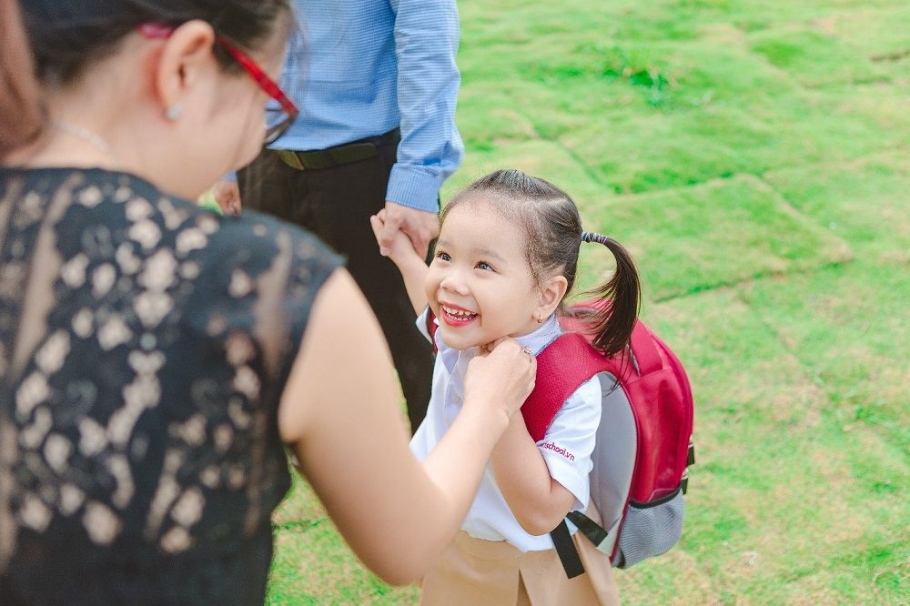 Mùng 5 lên thành phố làm thì bố chồng gọi lên phòng thờ dạy bảo, hành động của ông khiến tôi nhớ cả đời-1