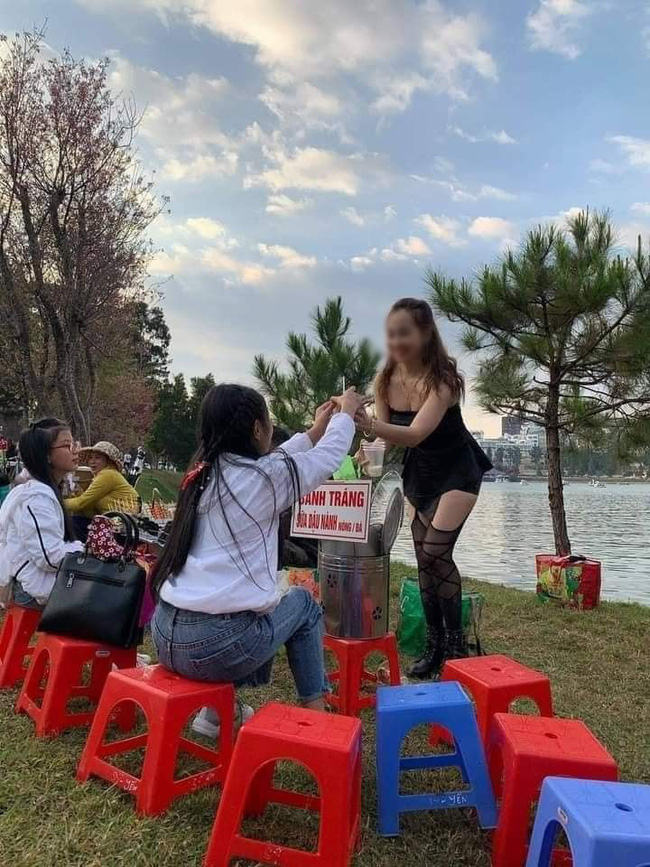 Cô gái gây khó hiểu khi diện đầm không dây, kèm tất lưới hở đùi táo bạo để... đứng bán đồ ăn vặt ở hồ Than Thở, Đà Lạt-2