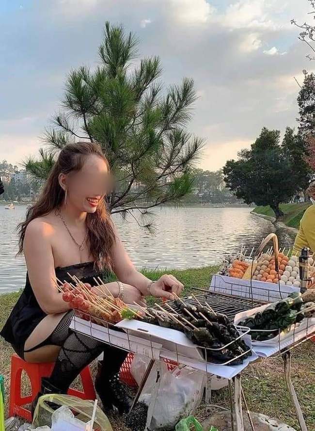 Cô gái gây khó hiểu khi diện đầm không dây, kèm tất lưới hở đùi táo bạo để... đứng bán đồ ăn vặt ở hồ Than Thở, Đà Lạt-1