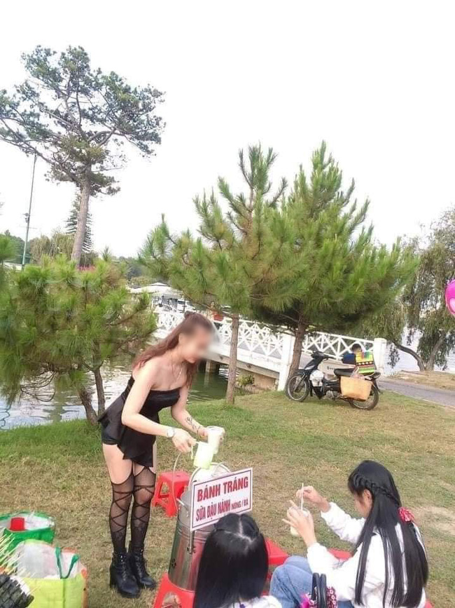 Cô gái gây khó hiểu khi diện đầm không dây, kèm tất lưới hở đùi táo bạo để... đứng bán đồ ăn vặt ở hồ Than Thở, Đà Lạt-3