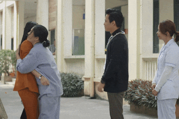 Hướng dương ngược nắng tập 28: Chưa hết bất ngờ khi bị mẹ Kiên nhận làm con dâu, Minh lại mắt tròn mắt dẹt gặp phải “con gái” đáo để của Hoàng