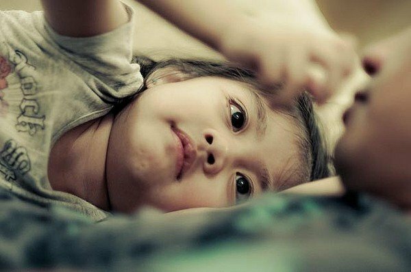 Thật đáng buồn nếu bé có 3 biểu hiện này: Không phải EQ cao mà là trẻ đang thiếu thốn tình thương đấy!-1