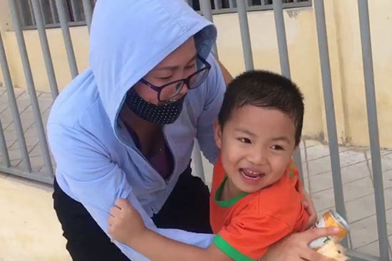 Bị 2 kẻ bắt cóc giam giữ trong hầm tối, bé gái 7 tuổi thoát thân ngoạn mục nhờ kỹ năng mà nhiều bố mẹ thường bỏ qua khi dạy con