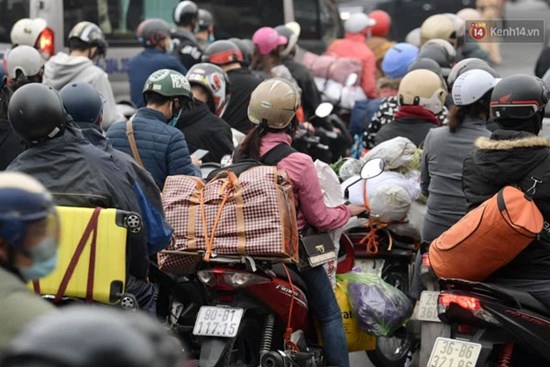 Ảnh: Chiều mùng 5 Tết, cửa ngõ Hà Nội lại ùn tắc do dòng người từ các tỉnh thành đổ về