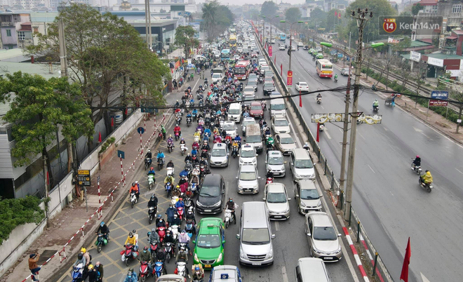 Ảnh: Chiều mùng 5 Tết, cửa ngõ Hà Nội lại ùn tắc do dòng người từ các tỉnh thành đổ về-23