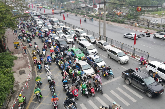 Ảnh: Chiều mùng 5 Tết, cửa ngõ Hà Nội lại ùn tắc do dòng người từ các tỉnh thành đổ về-21