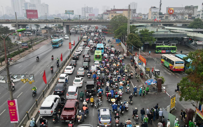 Ảnh: Chiều mùng 5 Tết, cửa ngõ Hà Nội lại ùn tắc do dòng người từ các tỉnh thành đổ về-20