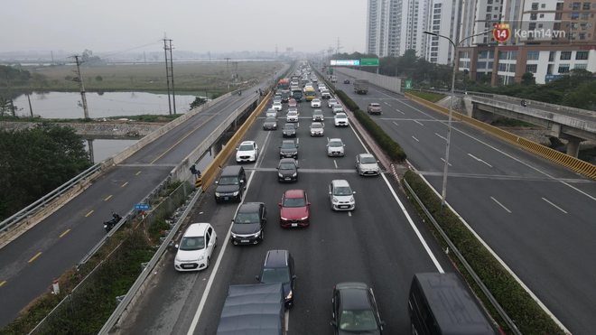 Ảnh: Chiều mùng 5 Tết, cửa ngõ Hà Nội lại ùn tắc do dòng người từ các tỉnh thành đổ về-28