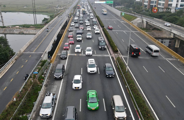 Ảnh: Chiều mùng 5 Tết, cửa ngõ Hà Nội lại ùn tắc do dòng người từ các tỉnh thành đổ về-25