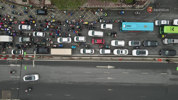 Ảnh: Chiều mùng 5 Tết, cửa ngõ Hà Nội lại ùn tắc do dòng người từ các tỉnh thành đổ về-24