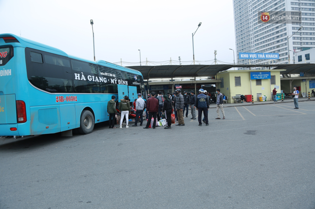 Ảnh: Chiều mùng 5 Tết, cửa ngõ Hà Nội lại ùn tắc do dòng người từ các tỉnh thành đổ về-29