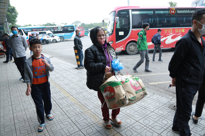 Ảnh: Chiều mùng 5 Tết, cửa ngõ Hà Nội lại ùn tắc do dòng người từ các tỉnh thành đổ về-34