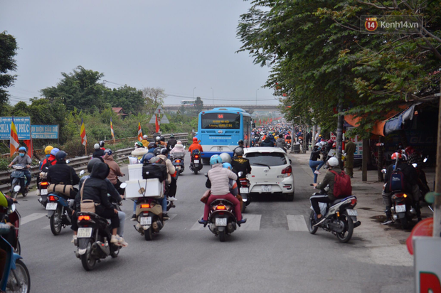 Ảnh: Chiều mùng 5 Tết, cửa ngõ Hà Nội lại ùn tắc do dòng người từ các tỉnh thành đổ về-1