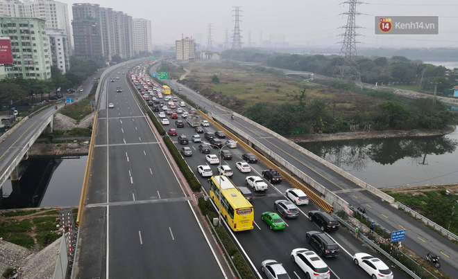 Ảnh: Chiều mùng 5 Tết, cửa ngõ Hà Nội lại ùn tắc do dòng người từ các tỉnh thành đổ về-26