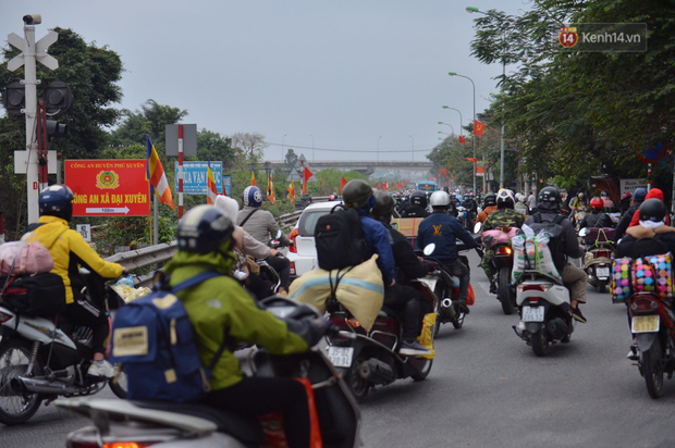 Ảnh: Chiều mùng 5 Tết, cửa ngõ Hà Nội lại ùn tắc do dòng người từ các tỉnh thành đổ về-2
