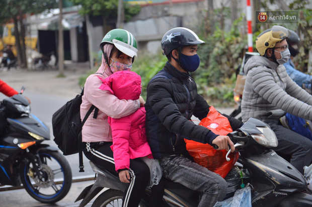 Ảnh: Chiều mùng 5 Tết, cửa ngõ Hà Nội lại ùn tắc do dòng người từ các tỉnh thành đổ về-10