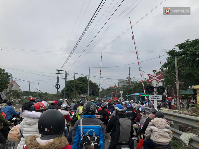 Ảnh: Chiều mùng 5 Tết, cửa ngõ Hà Nội lại ùn tắc do dòng người từ các tỉnh thành đổ về-4