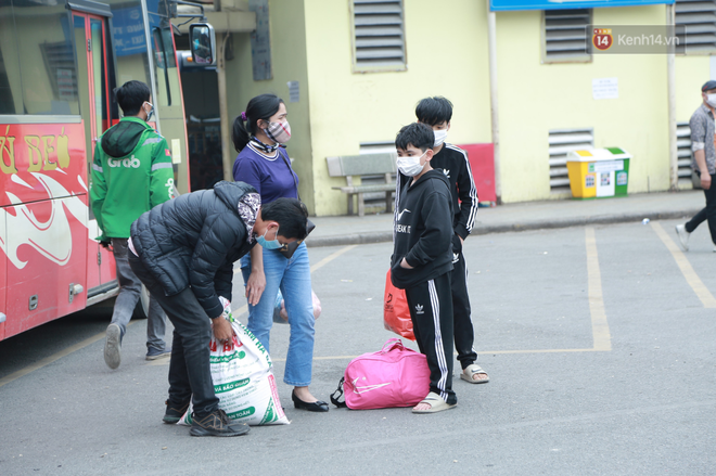 Ảnh: Chiều mùng 5 Tết, cửa ngõ Hà Nội lại ùn tắc do dòng người từ các tỉnh thành đổ về-35