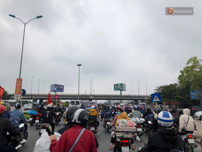 Ảnh: Chiều mùng 5 Tết, cửa ngõ Hà Nội lại ùn tắc do dòng người từ các tỉnh thành đổ về-3