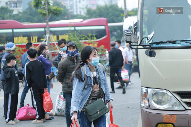 Ảnh: Chiều mùng 5 Tết, cửa ngõ Hà Nội lại ùn tắc do dòng người từ các tỉnh thành đổ về-36