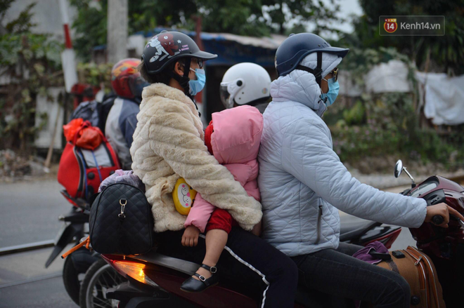 Ảnh: Chiều mùng 5 Tết, cửa ngõ Hà Nội lại ùn tắc do dòng người từ các tỉnh thành đổ về-12