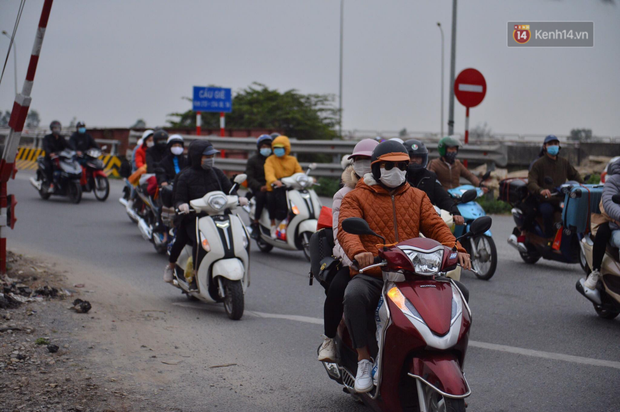 Ảnh: Chiều mùng 5 Tết, cửa ngõ Hà Nội lại ùn tắc do dòng người từ các tỉnh thành đổ về-13