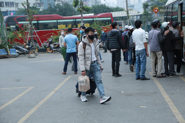 Ảnh: Chiều mùng 5 Tết, cửa ngõ Hà Nội lại ùn tắc do dòng người từ các tỉnh thành đổ về-33