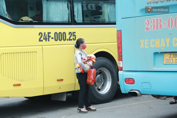 Ảnh: Chiều mùng 5 Tết, cửa ngõ Hà Nội lại ùn tắc do dòng người từ các tỉnh thành đổ về-37