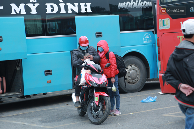 Ảnh: Chiều mùng 5 Tết, cửa ngõ Hà Nội lại ùn tắc do dòng người từ các tỉnh thành đổ về-38