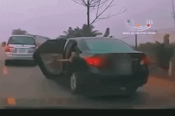 Chạy xe máy vượt đèn đỏ, 2 thanh niên gây tai nạn giữa ngã tư, kéo tài xế xe buýt vào rắc rối-2
