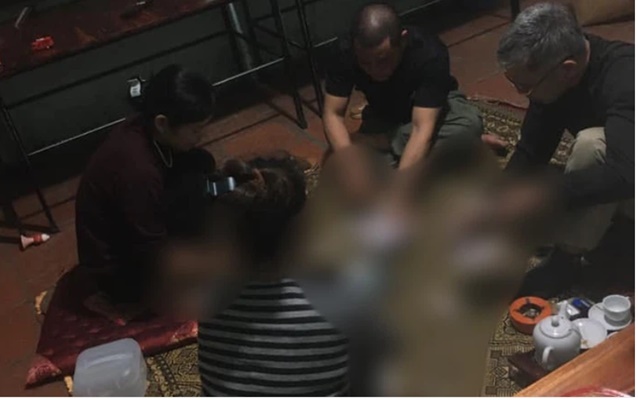 Bức ảnh hot nhất MXH hôm nay: 2 cặp vợ chồng có thân thế cực kì đặc biệt chung mâm và câu chuyện đằng sau không tin nổi-3