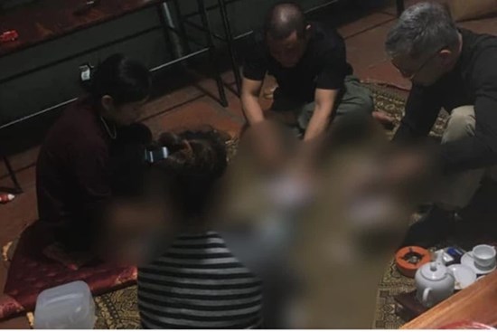 Bức ảnh hot nhất MXH hôm nay: 2 cặp vợ chồng có thân thế cực kì đặc biệt 